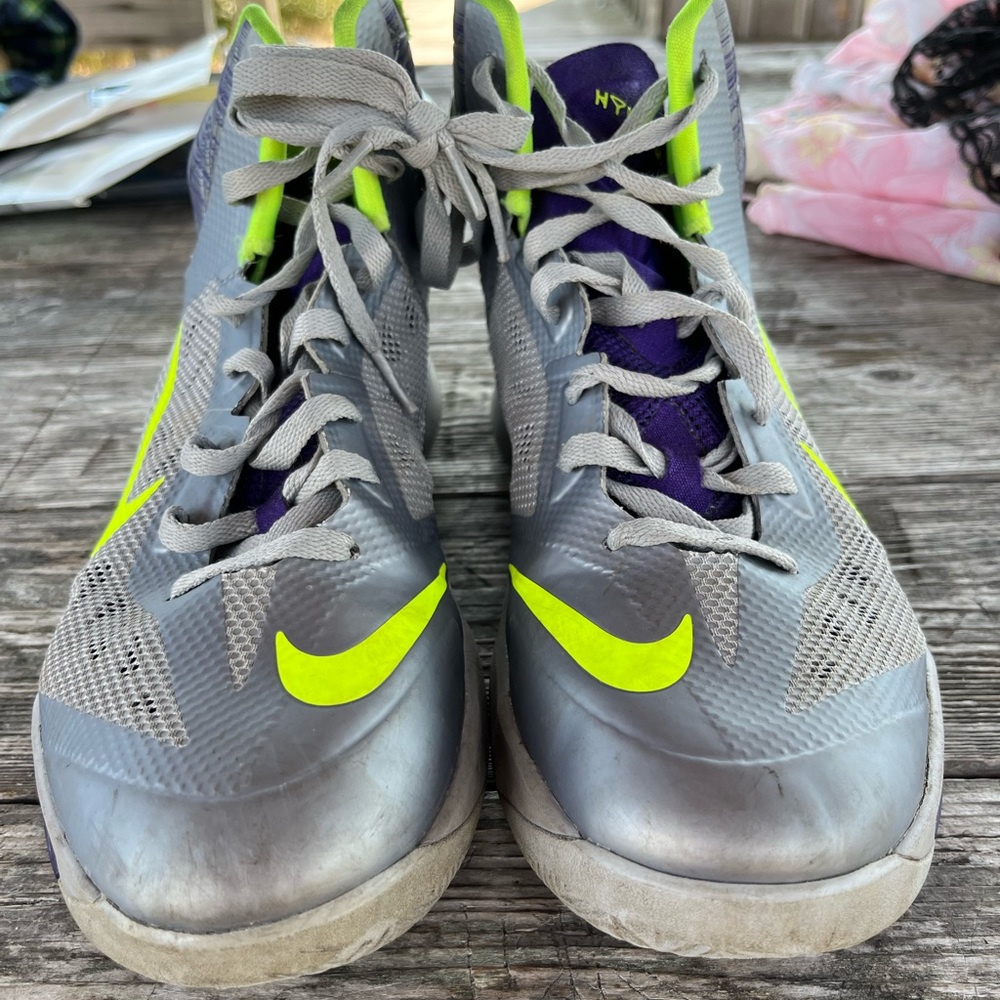 NIKE BASKETBALL SNEAKERS MENS 10.5, some wear on edges , HYPERFUSE